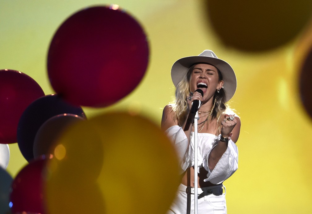 Miley Cyrus canta seu novo hit 