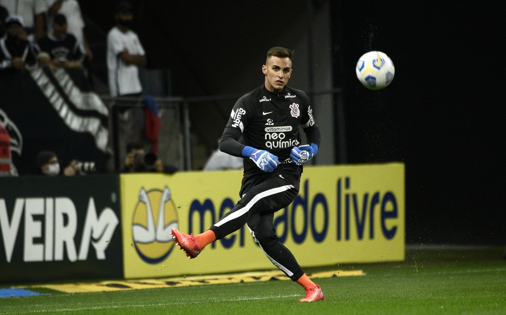 Goleiro do Corinthians leva crianças carentes ao shopping na véspera do Natal