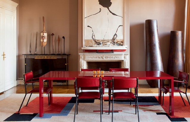 Obra do francês Jean-Charles Blais é destaque na sala de jantar, que tem mesa laqueada do designer inglês Jasper Morrison para a Cappellini e cadeiras do francês Jacques Adnet (Foto: Emilia Brandão)