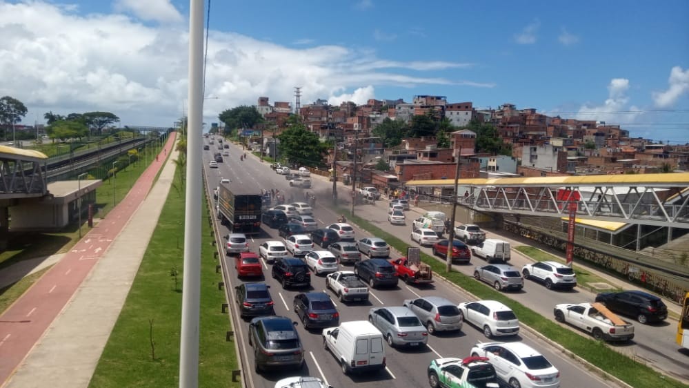 Manifestantes bloqueiam trecho da Av. Paralela, em Salvador