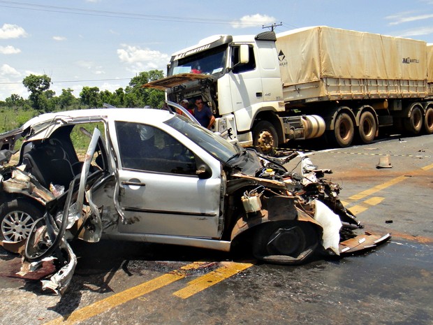 Carro ficou completamente destruído após colisão com carreta na BR-070 (Foto: Arquivo Pessoal)
