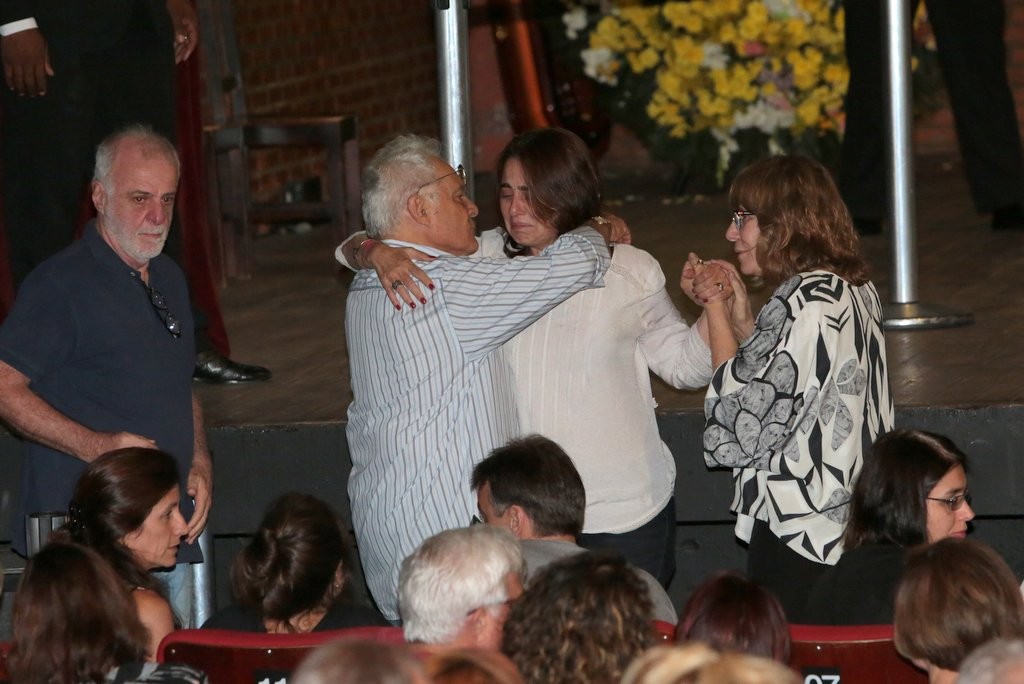 Claudia Montenegro, a namorada de Wilker, foi consolada por Renata Sorrah e othon bastos (Foto: Roberto Valverde/Revista QUEM)