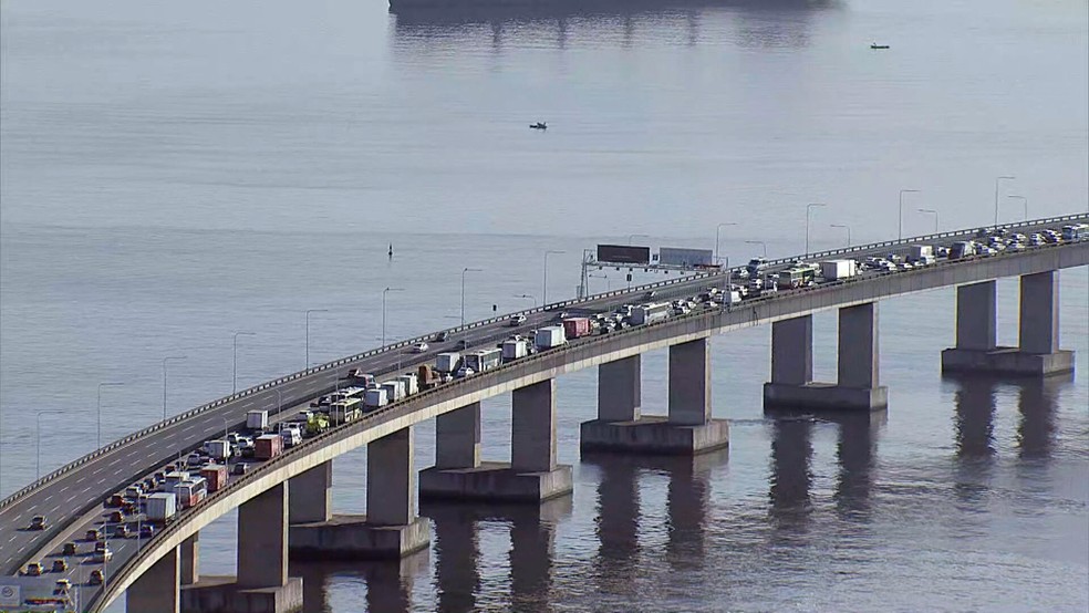 Trânsito intenso na Ponte Rio-Niterói — Foto: Reprodução/TV Globo