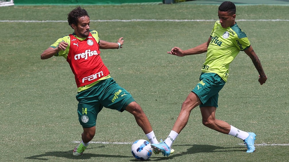 Gustavo Scarpa participa de treino com bola antes da final da Recopa