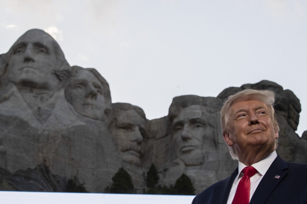 Donald Trump no Memorial Nacional Mount Rushmore, sexta-feira (3), na Dakota do Sul, nos EUA &mdash; Foto: Alex Brandon