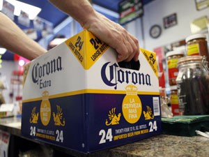 Grupo Modelo é o fabricante da marca Corona (Foto: AP)