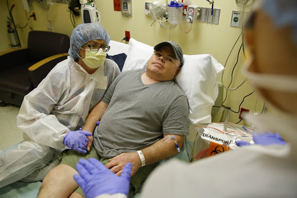  Brian Madeux, que sofre de síndrome metabólica rara, recebeu a terapia genética com edição precisa de DNA na Califórnia, nos Estados Unidos (Foto: AP Photo/Eric Risberg)