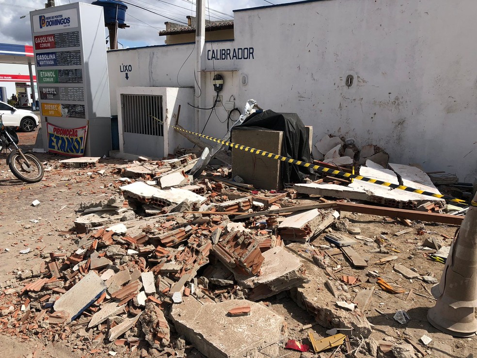 Cofre de posto ficou destruído após explosão em Tangará, RN — Foto: Vinícius Marinho/Inter TV Cabugi