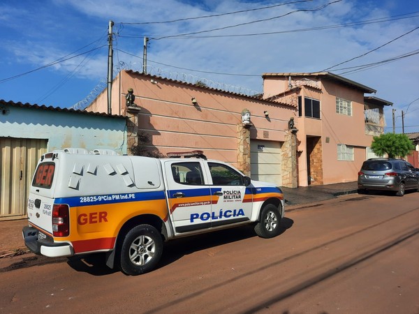 Operação esteve na casa da ex-vereadora Pamela Volp em Uberlândia — Foto: Michelle Pereira/g1