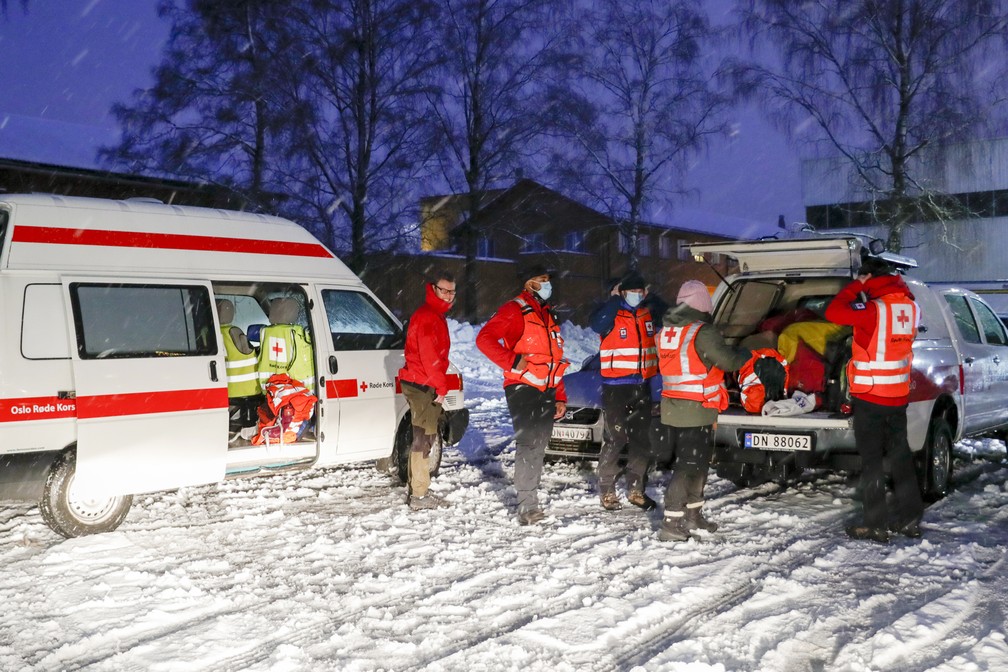 Equipe de resgate trabalha após deslizamento em 30 de dezembro de 2020 — Foto: Terje Bendiksby/NTB via AP