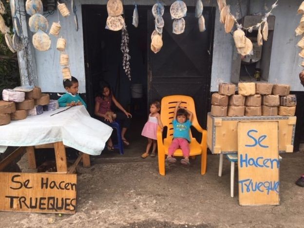 Em Cúpira, comerciantes locais aceitam outros produtos pelo tradicional cacau da região (Foto: Guillermo Olmo/BBC)