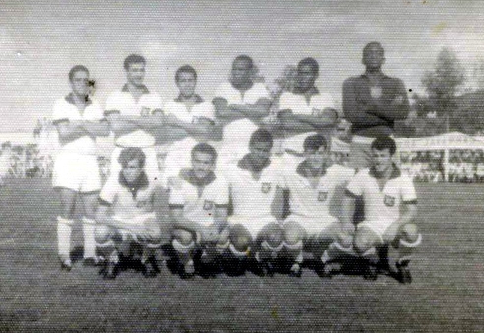 Primeiro agachado, da esquerda para a direita, Jadir tem histÃ³ria pelo Recreio â Foto: Jadir VenÃ¢ncio/Arqquivo pessoal