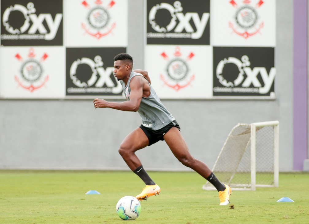 Jemerson fazendo exercícios no CT do Corinthians — Foto: Rodrigo Coca/Ag.Corinthians 