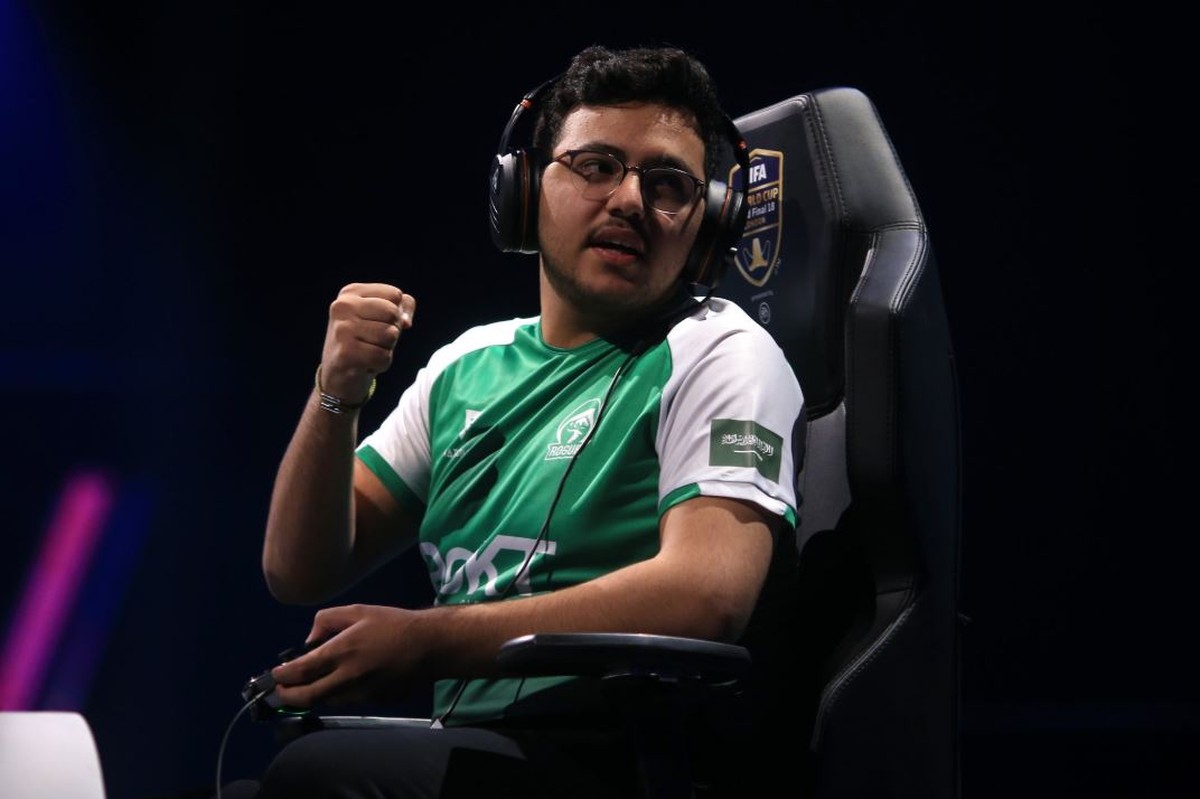 Mundial de FIFA: saudita MsDossary vence final nos dois consoles e é o ...