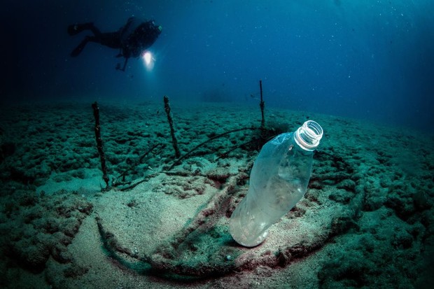 HATAY, TURKEY - JUNE 04: A diver with a flashlight descends into the water and flash a plastic bottle up at the Samandag diving site off the coasts of Samandag, near the Turkey - Syria border, in Hatay province of Turkey on June 04, 2019. Divers, making r (Foto: Getty Images)