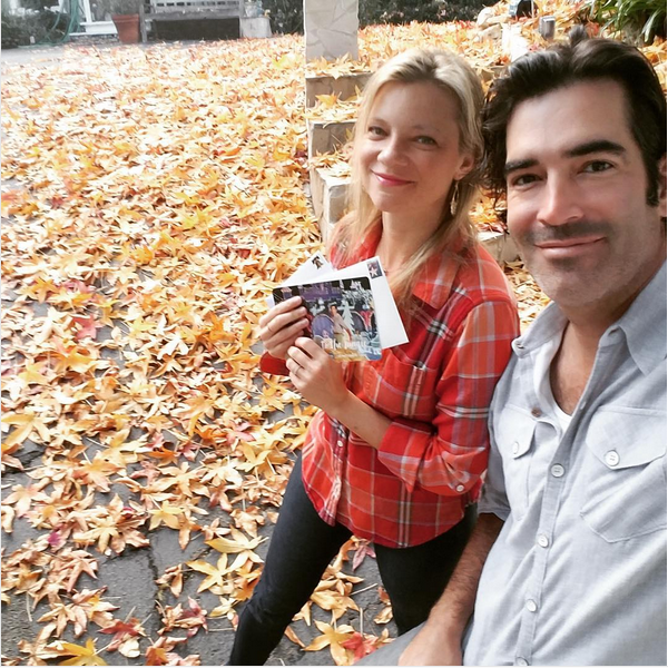 A atriz Amy Smart com o marido (Foto: Instagram)