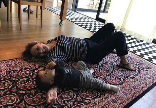 Eliane Giardini com o neto, Antonio, filho de Mariana Bridi (Foto: Reprodução/Instagram)