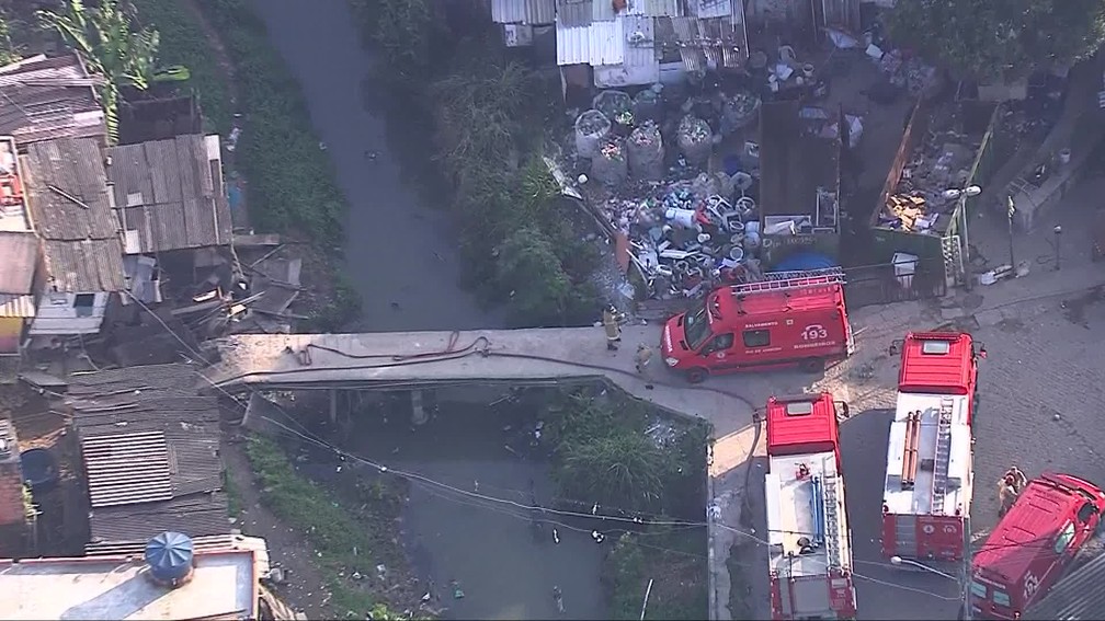Ambulância tenta chegar ao local de desabamento em Curicica, na Zona Oeste do Rio — Foto: Reprodução/ TV Globo