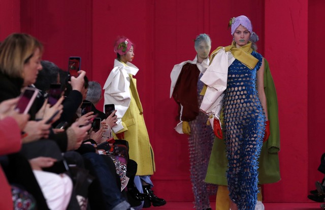PARIS, FRANCE - JANUARY 22: Models walk the runway during the Maison Margiela Haute Couture Spring/Summer 2020 show as part of Paris Fashion Week on January 22, 2020 in Paris, France. (Photo by Thierry Chesnot/Getty Images) (Foto: Getty Images)