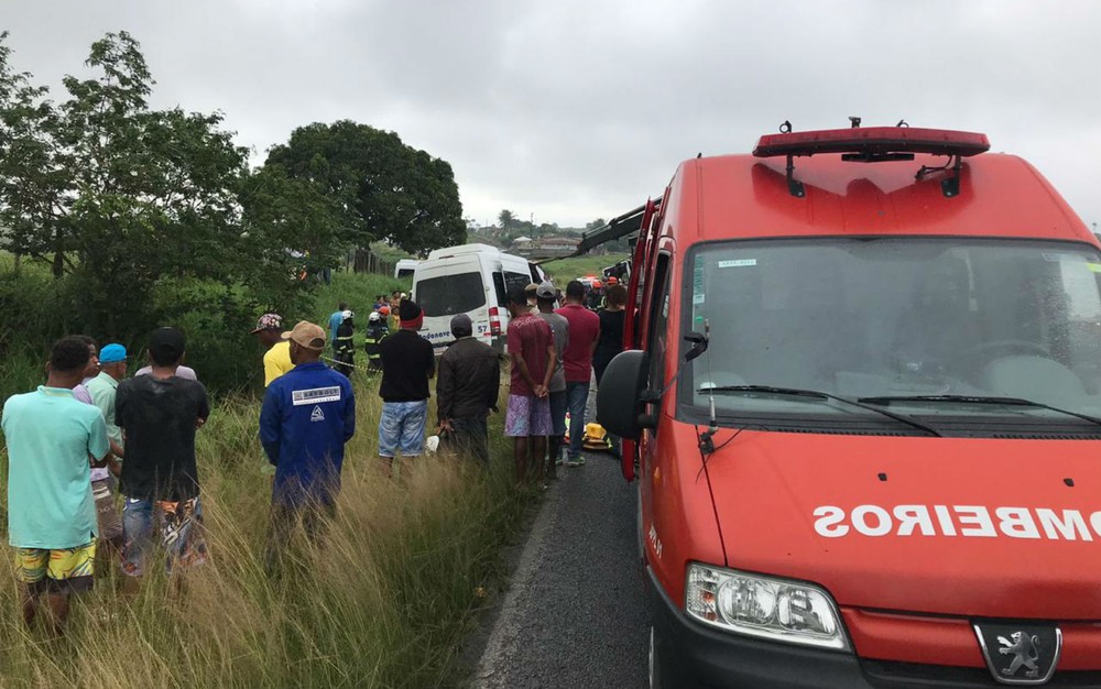  Batida entre van e carreta deixa 8 mortos na Bahia