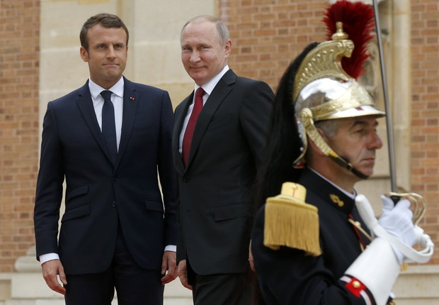 O presidente da França, Emmanuel Macron, e o da Rússia, Vladimir Putin (Foto: Alexander Zemlianichenko/Reuters)