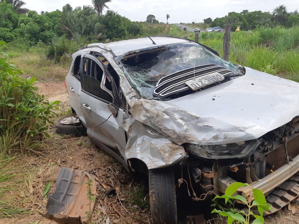 Veículo ficou completamente destruído após acidente que matou o vereador Elisvaldo Martins na BR-222 — Foto: Divulgação/Polícia Rodoviária Federal