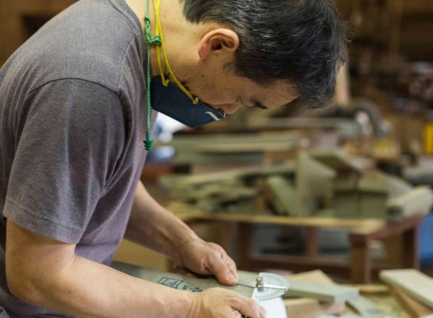O marceneiro Morito Ebine em seu atelier, no interior paulista  (Foto: Shinji Minegishi / Reprodução / Instagram)