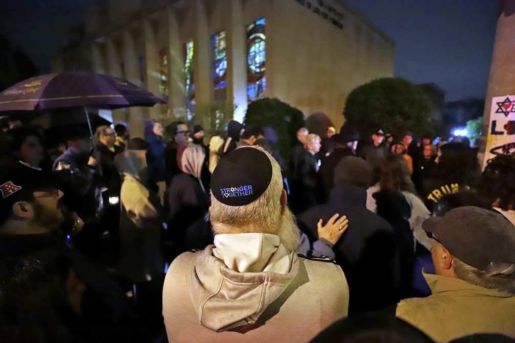 Grupo faz vigília em frente a sinagoga na Califórnia atacada por assassino no sábado (27) — Foto: Gene J. Puskar/AP Photo
