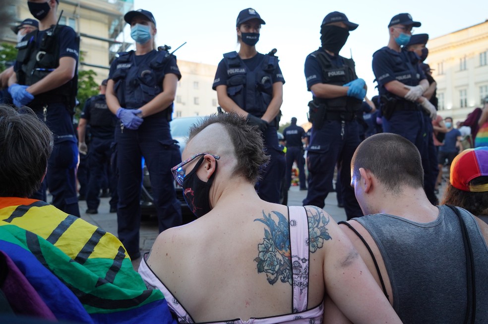 7 de agosto - Ativistas LGBT bloqueiam passagem de carro da polícia que transporta ativista em Varsóvia, Polônia — Foto: Janek Skarzynski/AFP