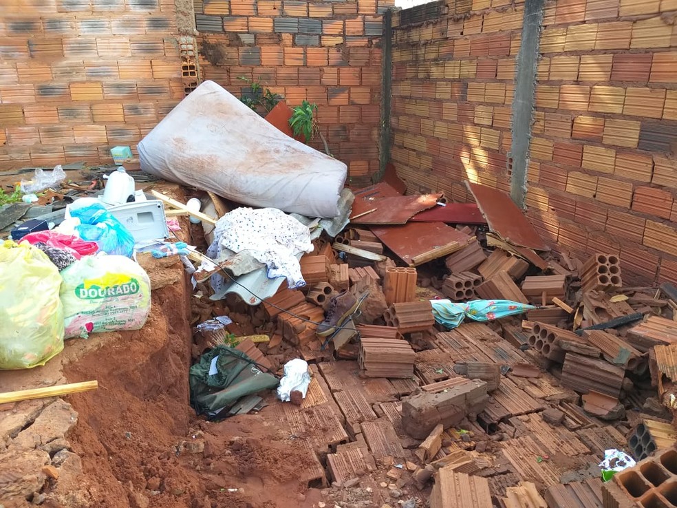 Parte de edícula cedeu no Bairro Estação, em Teodoro Sampaio — Foto: Heloise Hamada/TV Fronteira