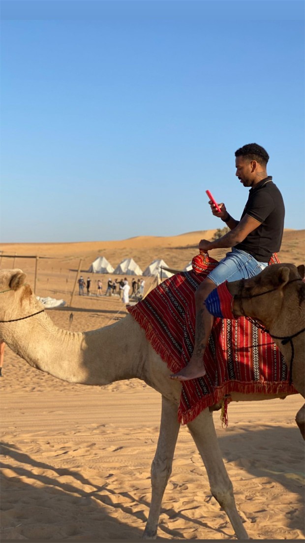 Nego do Borel e Duda Reis fazem passeio no deserto de Dubai (Foto: Reprodução / Instagram)