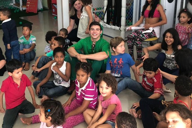 Thomaz Costa, padrinho da ação solidária, entre as crianças do orfanato (Foto: Divulgação)