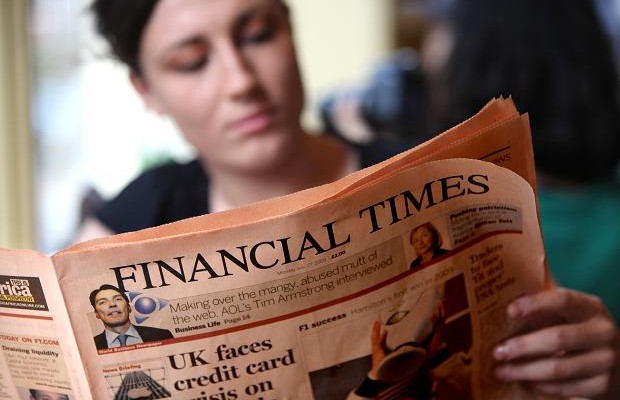 Mulher lê edição do jornal Financial Times, que foi vendido ao grupo japonês Nikkei (Foto: Getty Images/Arquivo)