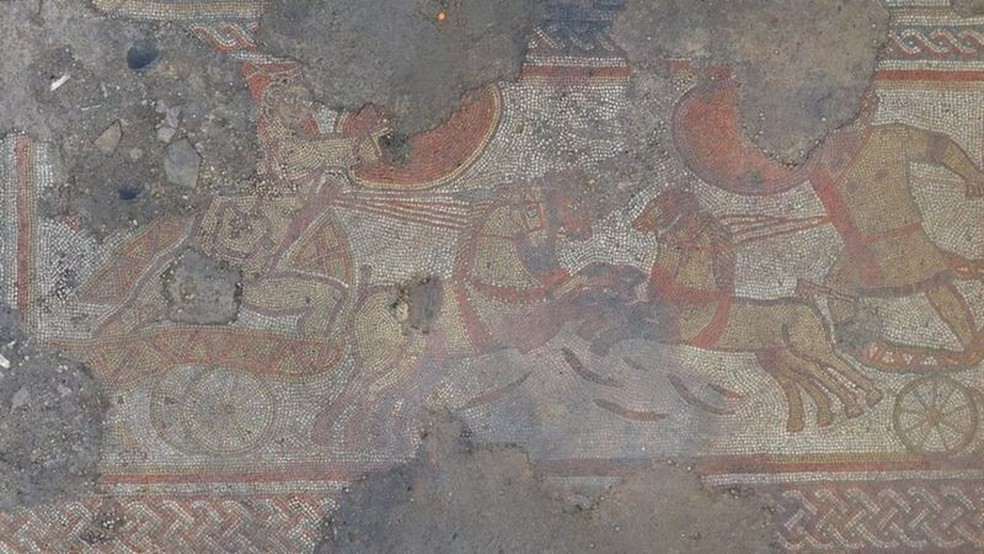 O raro mosaico romano foi descrito como a descoberta romana mais importante nos últimos 100 anos — Foto: HISTORIC ENGLAND