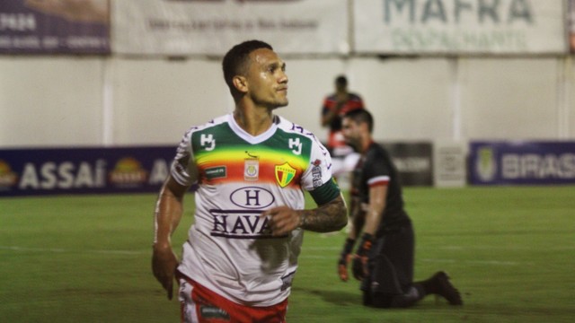 Thiago Alagoano comemora mais um gol na Série C