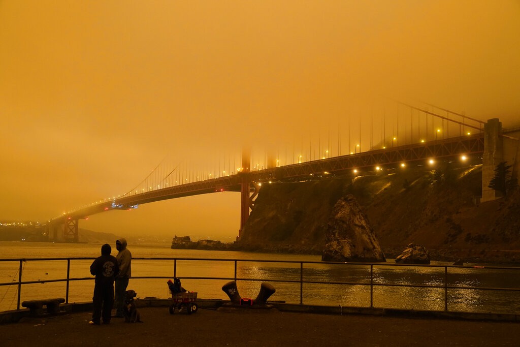 Fumaça de incêndios florestais escurece o céu na Califórnia thumbnail