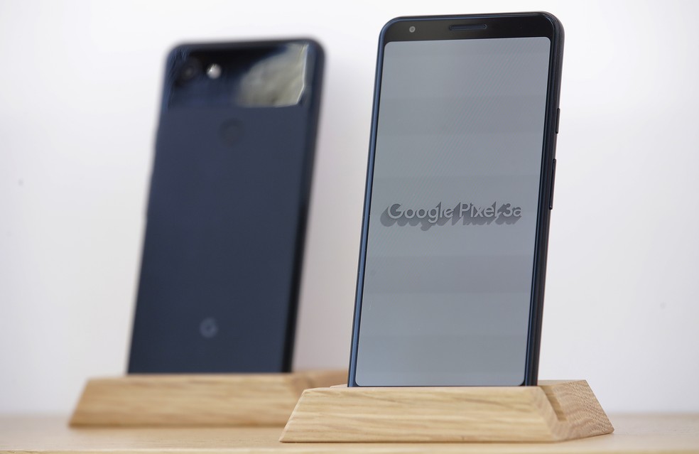 Série 'Pixel' do Google oferece atualizações garantidas como o Android One, mas pode acabar concorrendo com parceiros do Android. — Foto: Jeff Chiu/AP
