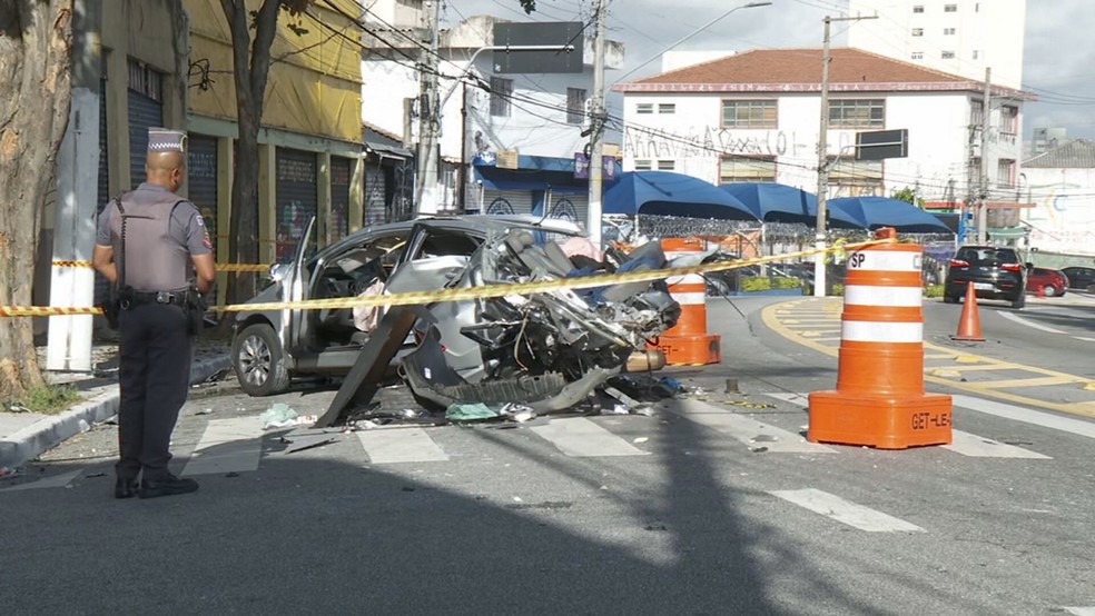 Veículo envolvido em acidente na Av. Cangaíba, na Zona Leste de SP, neste domingo (17) — Foto: Reprodução/TV Globo