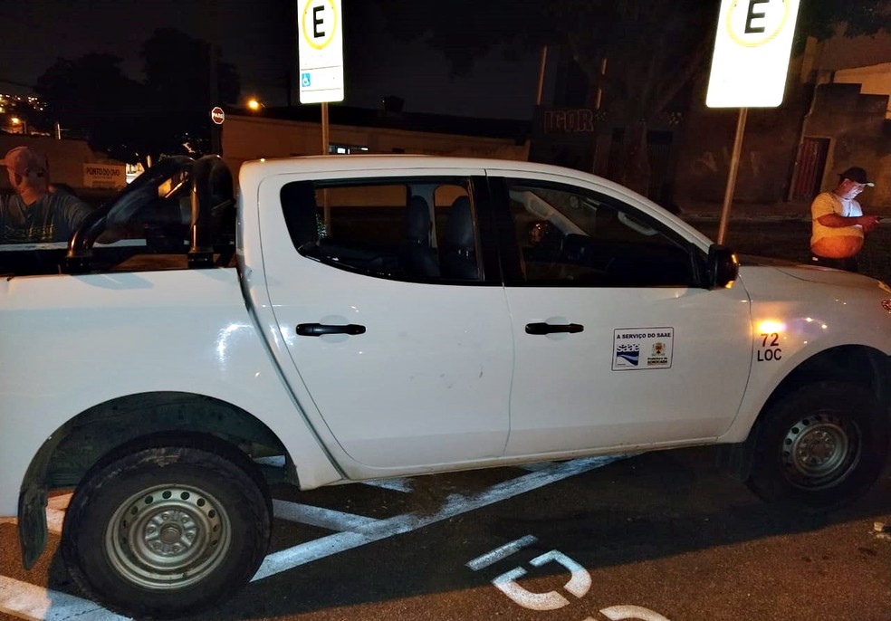 Carro teve os vidros quebrados &mdash; Foto: Divulga&ccedil;&atilde;o/Prefeitura de Sorocaba