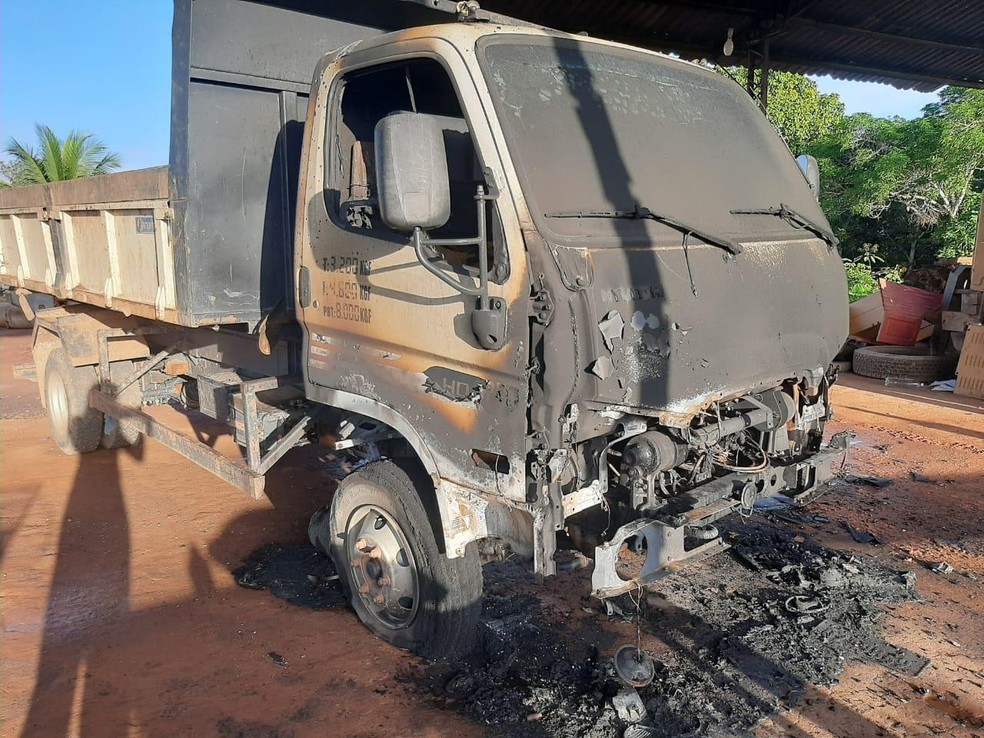 Veículo incendiado na secretaria de obras de Careiro Castanho, no Amazonas. — Foto: Divulgação