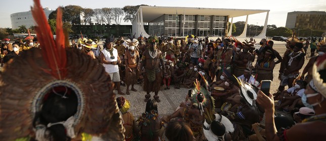 Indígenas durante protesto contra o marco temporal diante do STF, em Brasília