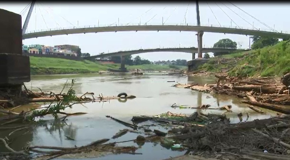 Seca revela um acúmulo de lixo e entulhos no Rio Acre — Foto: Reprodução