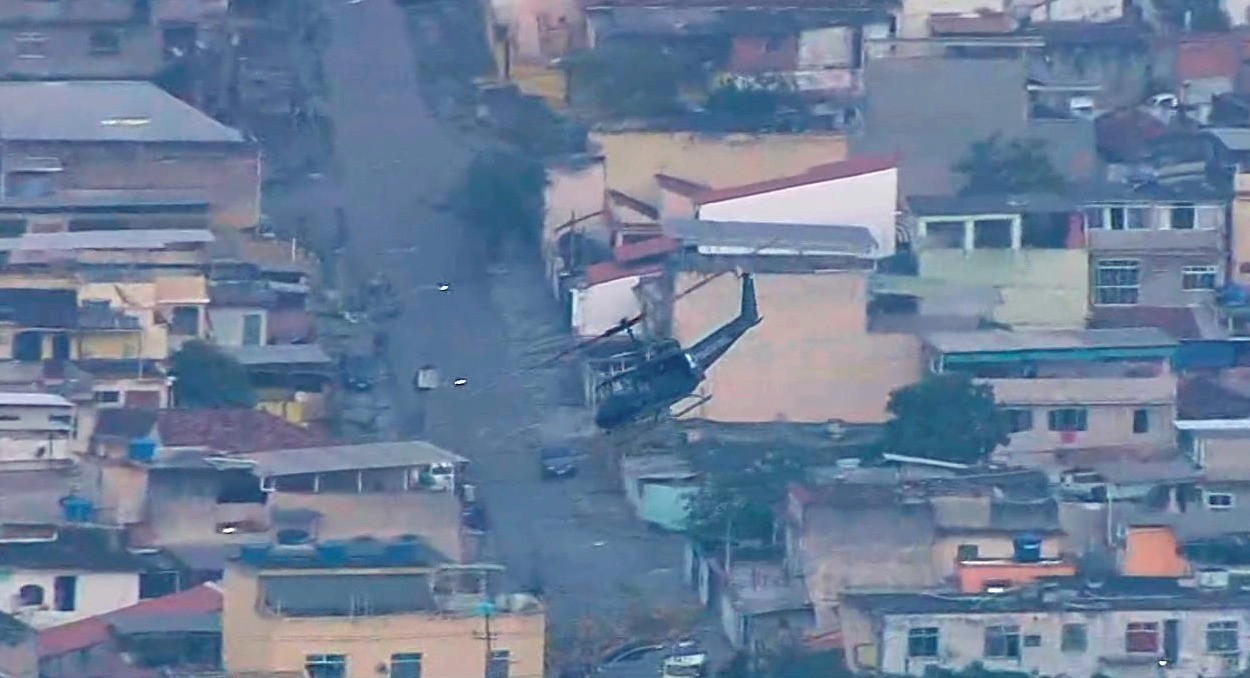 Helicóptero da polícia sobrevoa o Complexo do Alemão durante operação — Foto: Reprodução/TV Globo