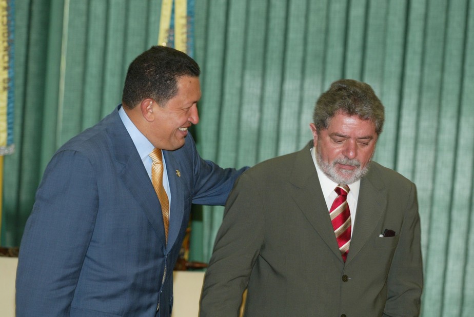 O então presidente da Venezuela, Hugo Chávez (à esq.), ao lado de Lula no Palácio do Planalto em 2003