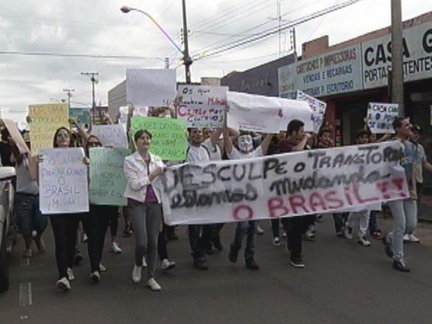 Manifestantes fizeram passeata nesta quarta-feira (Foto: Reprodução TV TEM)