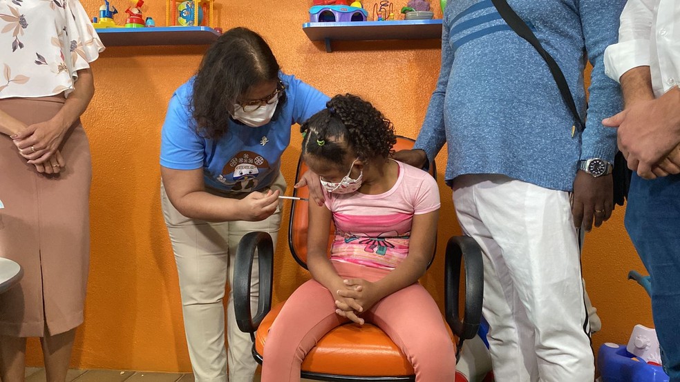 Além de Maria Antônia, nesta sexta-feira seis crianças participaram da vacinação simbólica no Recife — Foto: Pedro Alves/g1