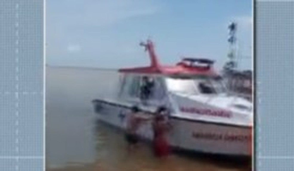 Ambulanchas ajudam no socorro às pessoas resgatadas após naufrágio na região de Belém  — Foto: TV Liberal/Reprodução 