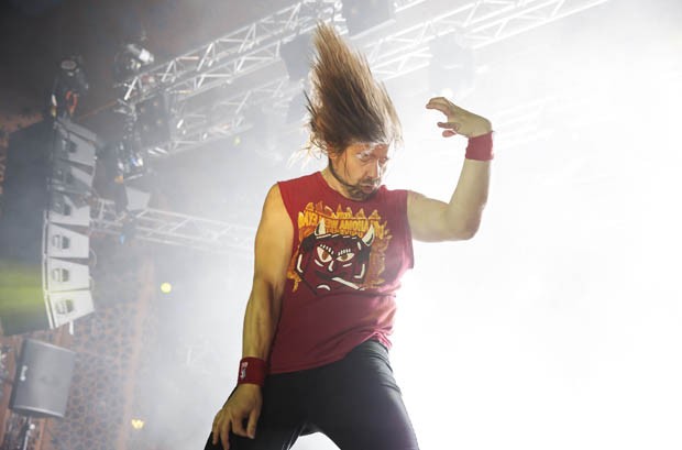 Eric Melin durante apresentação de 'air guitar' na Finlândia (Foto: Timo Heikkala/AFP)