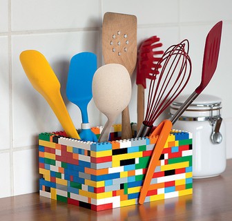 Um pouco maior, um pouco menor, você é quem manda: montar um porta-utensílios com peças de Lego é um jeito divertido de injetar uma dose de cor e humor à cozinha