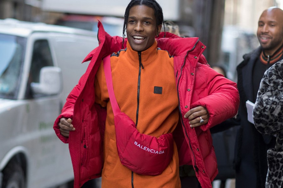 A$AP Rocky com pochete Balenciaga exclusiva feita por Rav Matharu a partir de um cachecol (Foto: Reprodução / Instagram)